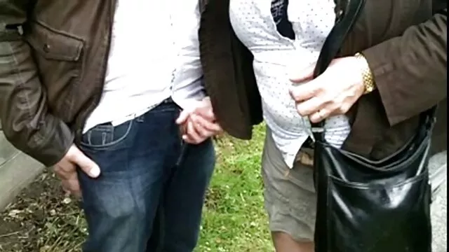 Femme jouant avec Hubbys xamteur Dick