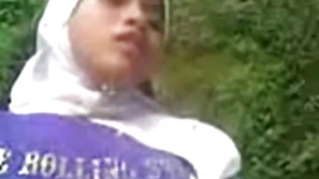 Un mec chanceux xamateur gratuit se fait sucer en extérieur