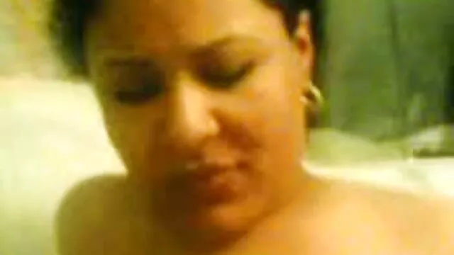 Cutie teen en bas blancs film x echangiste baisée sur un bureau