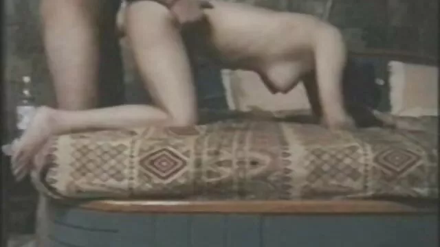 Horny babe adapte video x gratuit amateur une énorme bite dans son bouton de rose innocent.